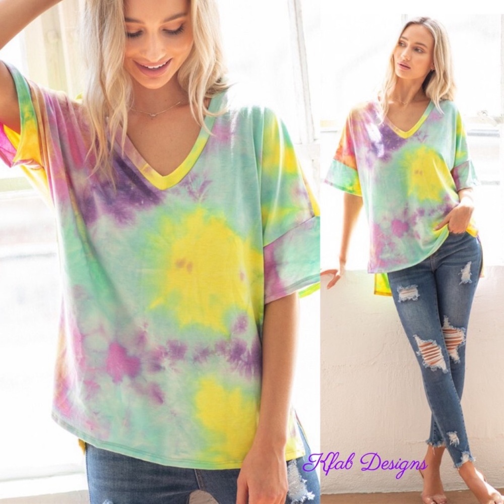 B73💚💛Striking  son tie-dye low high v-neck w/All the right style points!💚💛💜
